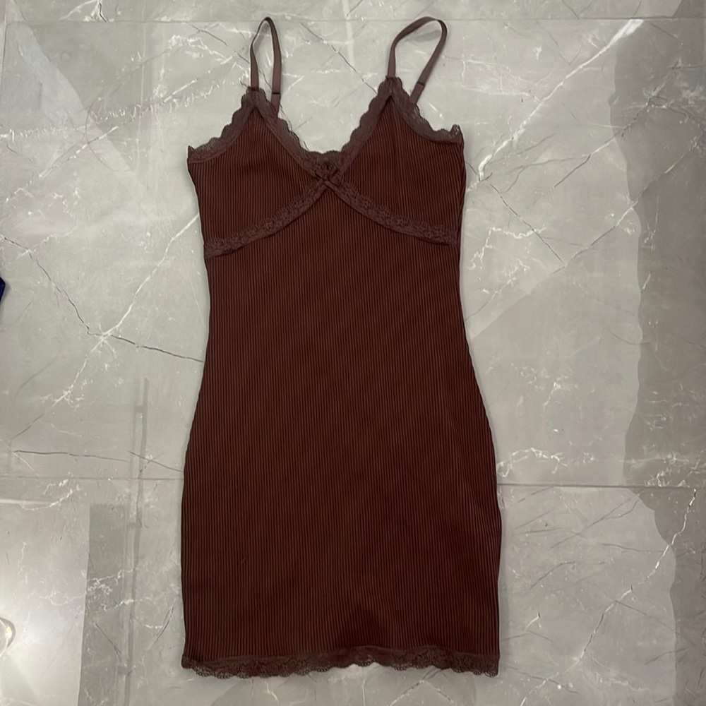 BARELY WORN BROWN MINI DRESS WITH LACE DETAILING 😇